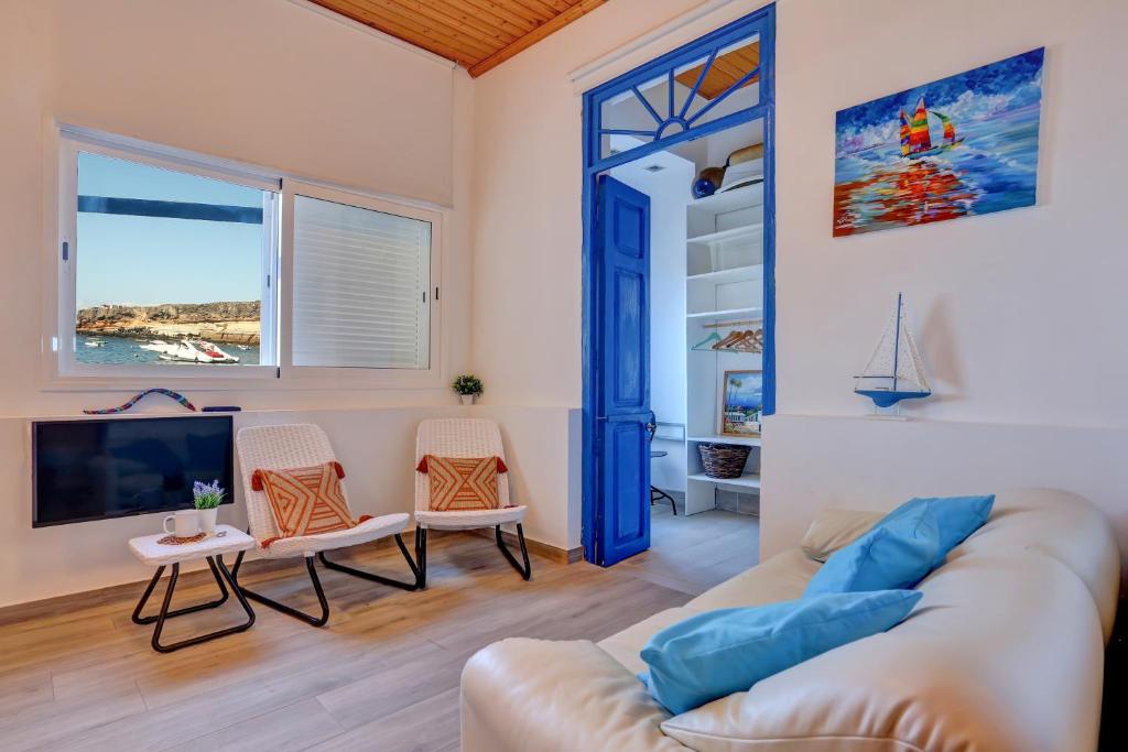 La Casa del Capitán - living-room-white-door-boat-view